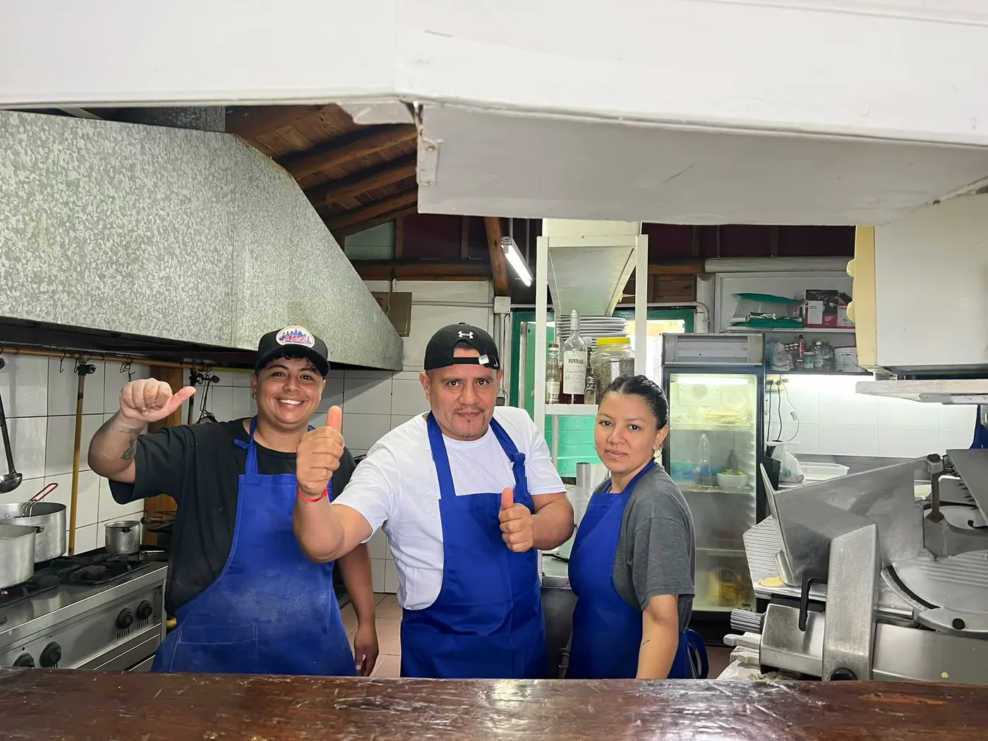 El equipo de cocina del Restó con el pulgar arriba