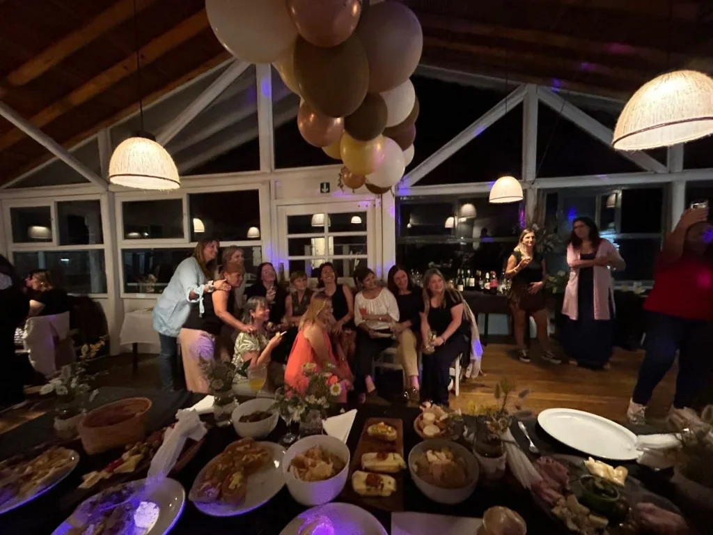 Festejo nocturno con invitados disfrutando, ambientación cálida y música en el salón