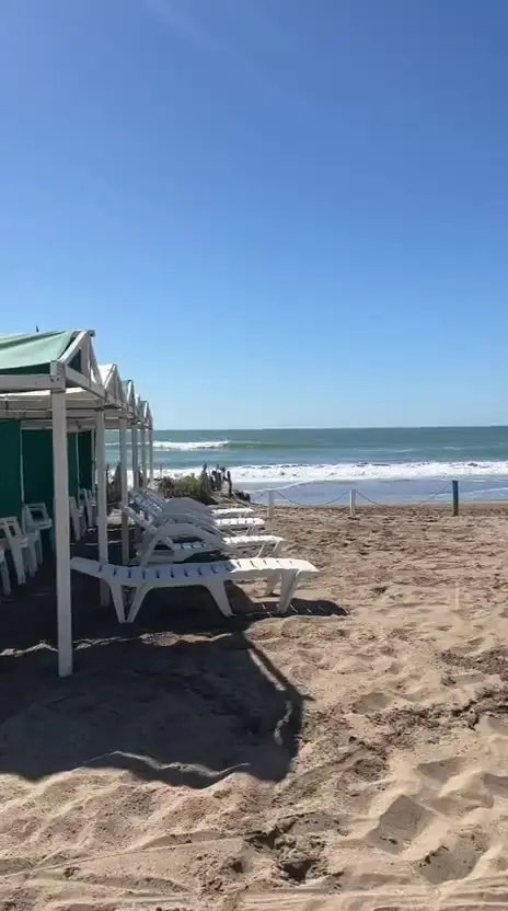 El camino de arena desde las carpas hasta el mar