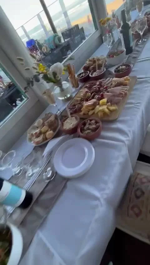 Recepción gourmet y mesas al atardecer