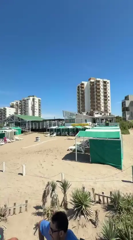Vista de las carpas y el mar desde el médano
